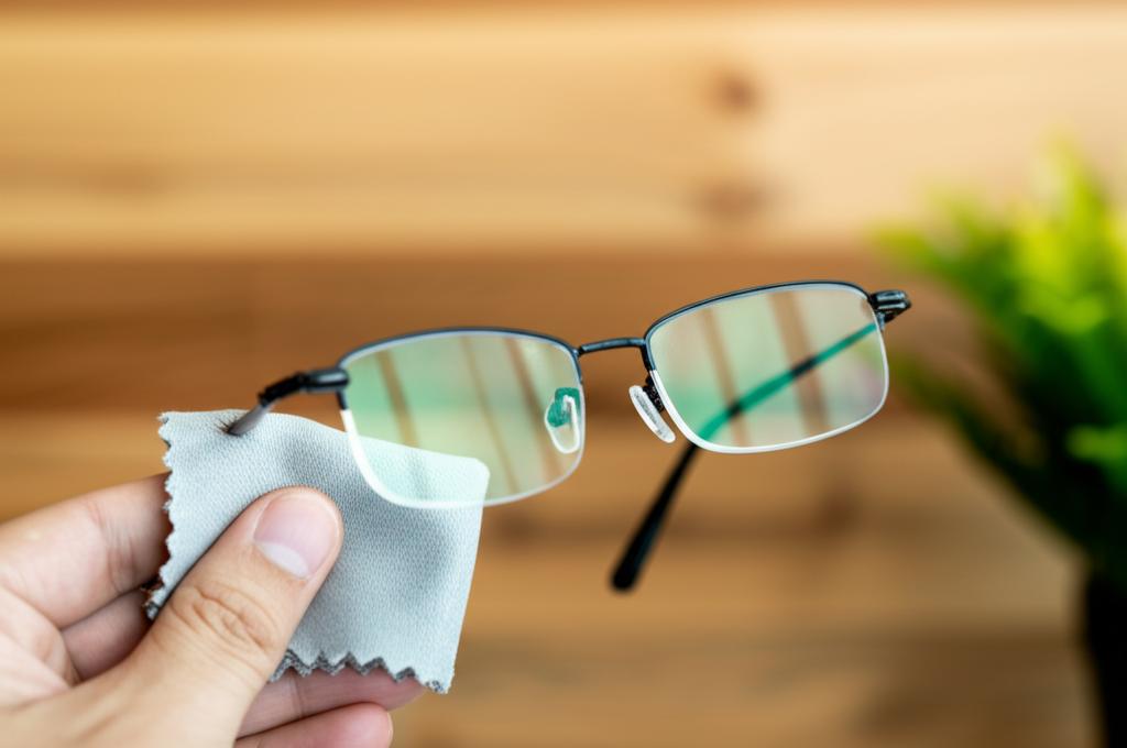 รูปภาพประกอบบทความ: เช็ดแว่นให้ใสปิ๊ง! เคล็ดลับง่ายๆ ที่คุณต้องรู้ (ฉบับคนไทย)